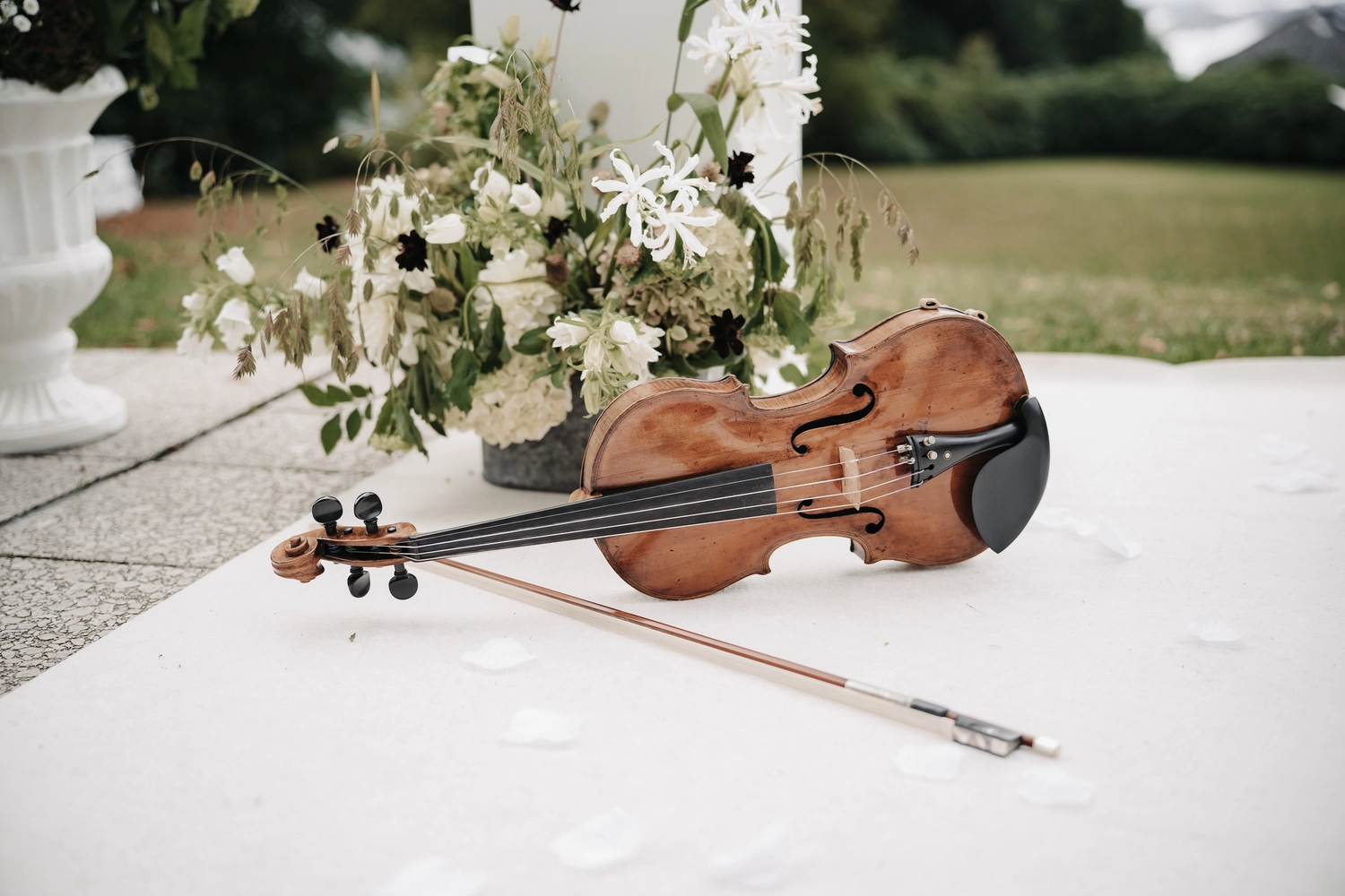 Moi – Geige und Blumen auf dem Tisch